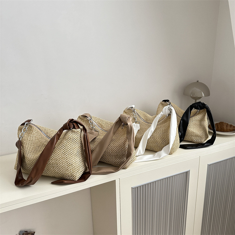 A new 2024 trendy casual straw woven forest-themed beach ins tote bag with a large capacity Application Scenario