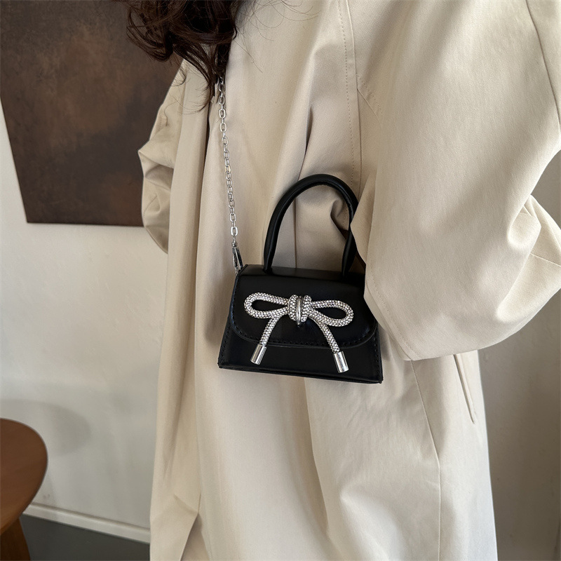 Candy-colored bow girls are trendy and stylish. This year, patent leather shiny chain personalized crossbody single-shoulder small square bags are in vogue details Picture