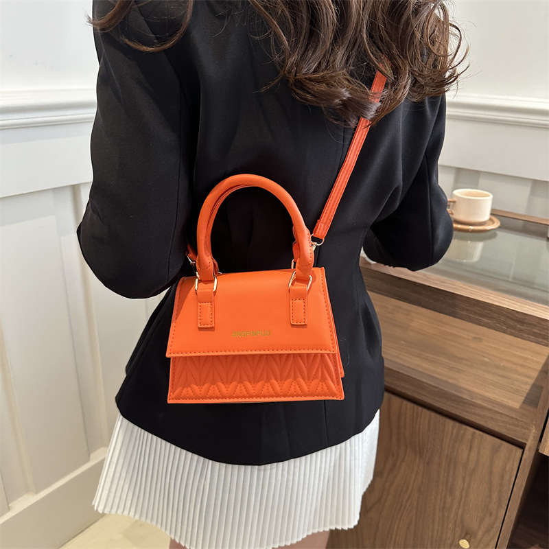 Retro and fashionable diamond-patterned embroidered thread handbag 2024 summer Korean version candy-colored casual bag single-shoulder crossbody bag trend Specification image