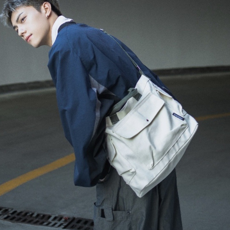 A new style of Hong Kong-style retro casual large-capacity tote canvas bag, fashionable and trendy, simple and versatile single-shoulder crossbody bag