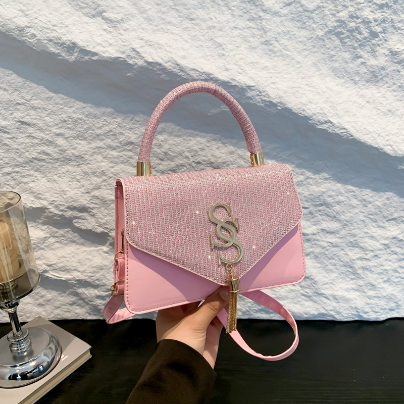 A niche quality single-shoulder bag for women, a new Spring/Summer 2024 ins minimalist and trendy fringed hand-held commuter crossbody bag full image