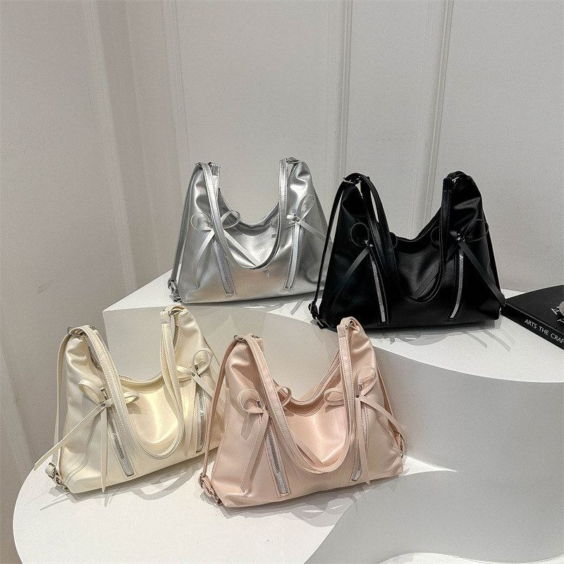 Korean large-capacity tote bag for women 2024 new style, fashionable, individual, simple and casual single-shoulder backpack, underarm bag Application Scenario