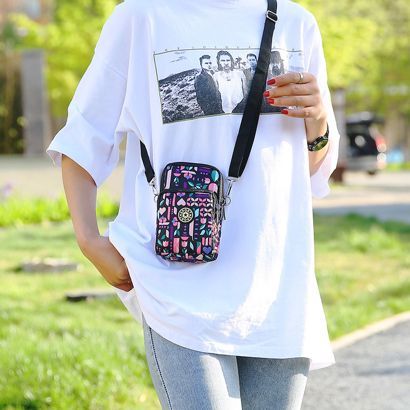 Cross-border mobile phone bag, women's crossbody 2025 new style mini walking bag, mobile phone cloth bag, vertical coin purse Application Scenario