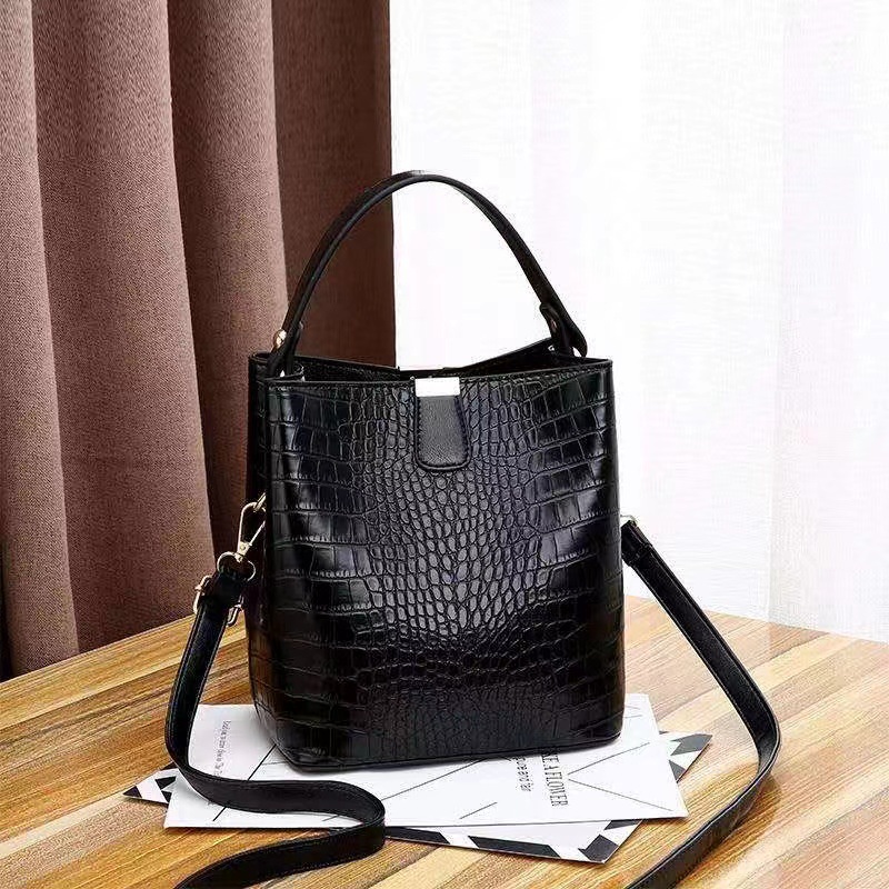 Cross-border retro light luxury bucket bag for women, 2025 new style fashionable and niche soft leather single-shoulder crossbody bag handbag details Picture