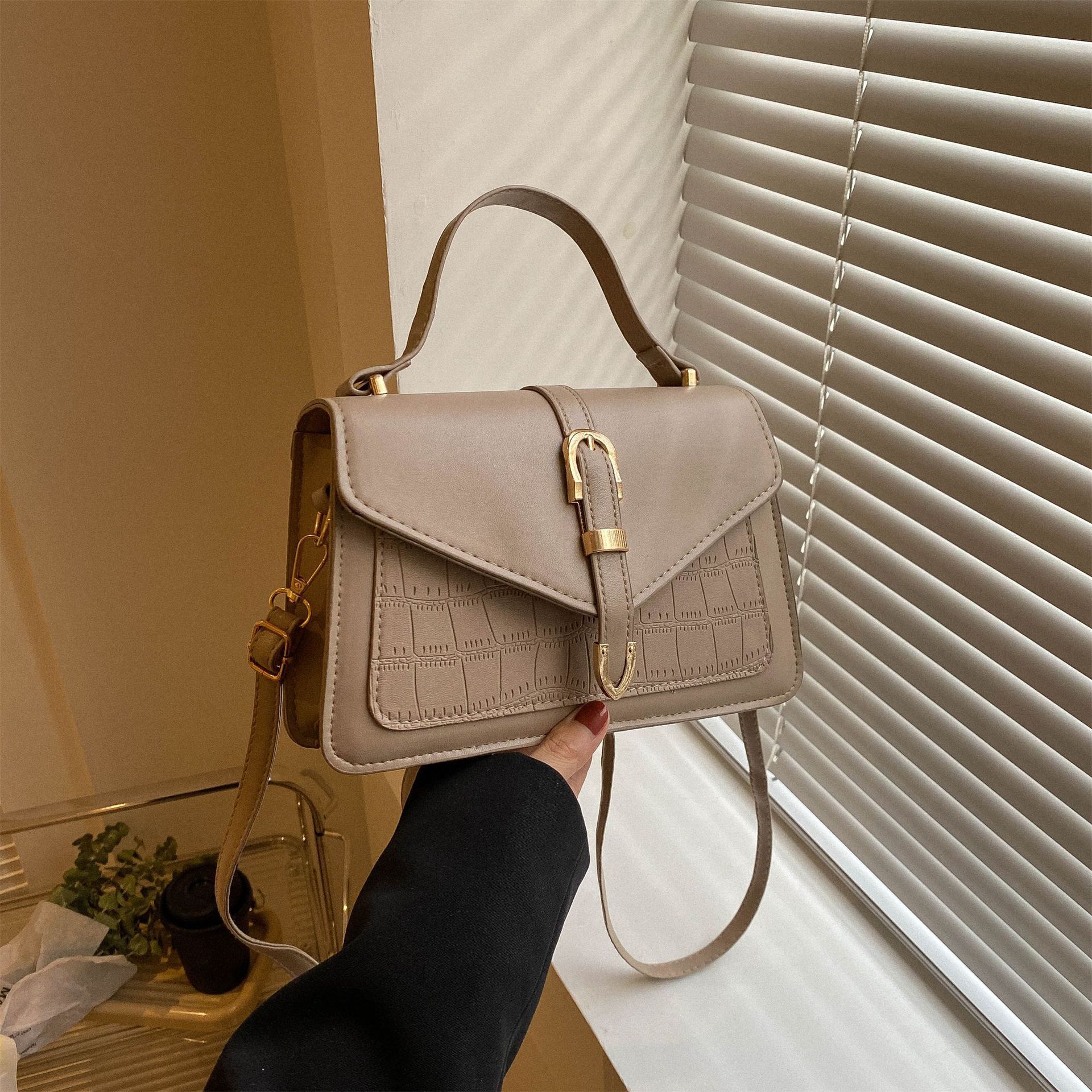 A trendy and simple single-shoulder crossbody casual commuting small square handbag designed for women in the summer of 2023 details Picture