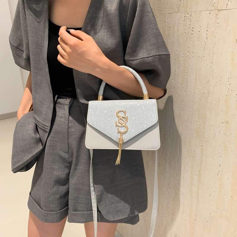 A niche quality single-shoulder bag for women, a new Spring/Summer 2024 ins minimalist and trendy fringed hand-held commuter crossbody bag details Picture