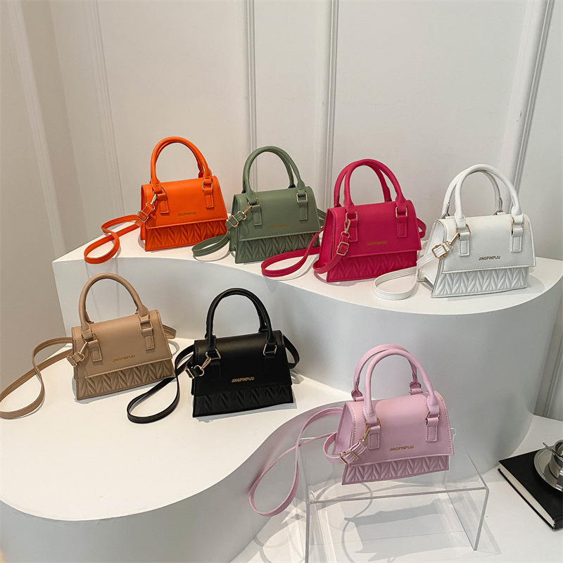 Retro and fashionable diamond-patterned embroidered thread handbag 2024 summer Korean version candy-colored casual bag single-shoulder crossbody bag trend Application Scenario