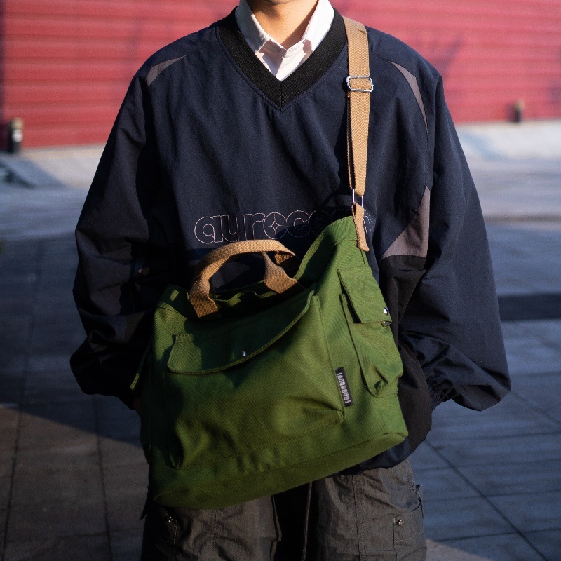A new style of Hong Kong-style retro casual large-capacity tote canvas bag, fashionable and trendy, simple and versatile single-shoulder crossbody bag details Picture