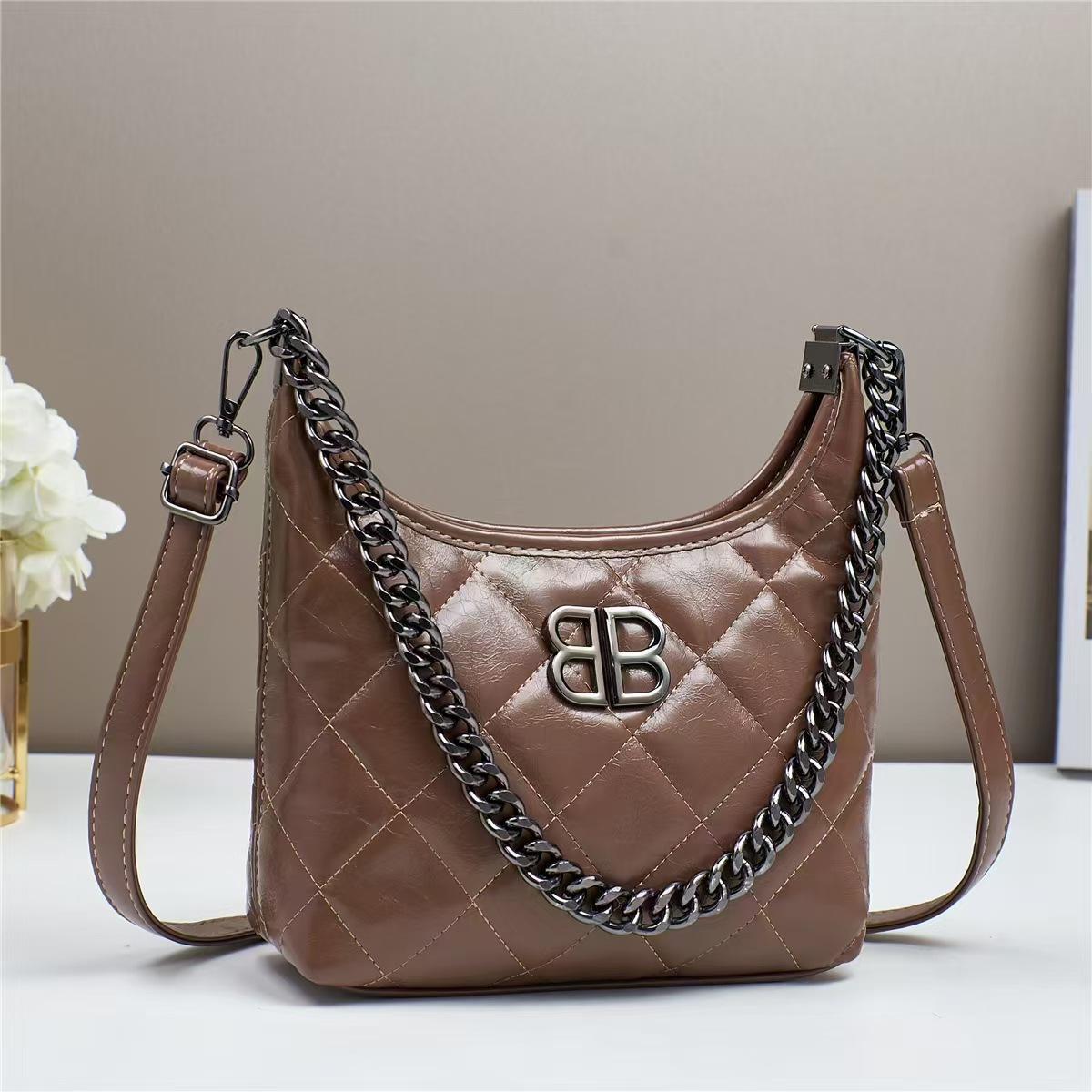 Spring and summer new Korean style simple and versatile single-shoulder crossbody bag, trendy handbag, large bag, elegant, middle-aged women's bag, mom's bag Specification image