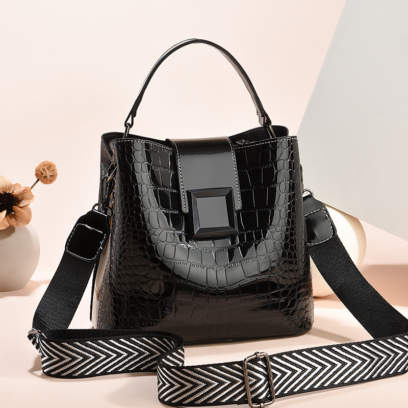 New large-capacity, fashionable single-shoulder crossbody bag for women, Korean version simple bucket bag, versatile for summer undefined
