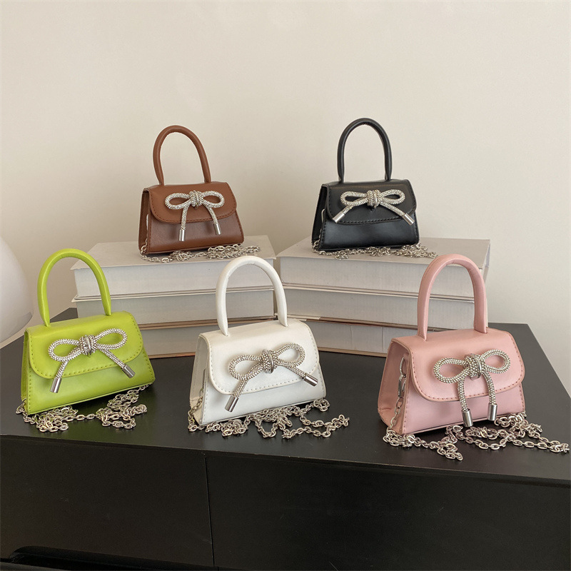 Candy-colored bow girls are trendy and stylish. This year, patent leather shiny chain personalized crossbody single-shoulder small square bags are in vogue Application Scenario