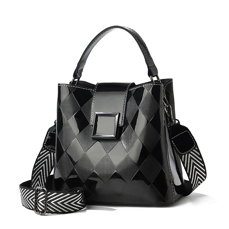 New large-capacity, fashionable single-shoulder crossbody bag for women, Korean version simple bucket bag, versatile for summer Item Picture