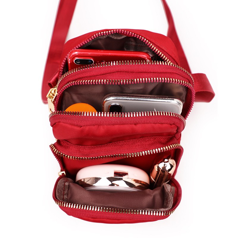 A 2022 new trendy and versatile women's bag made of Oxford fabric, a lightweight single-shoulder crossbody bag with loose change, a mobile phone bag and a mini bag Application Scenario