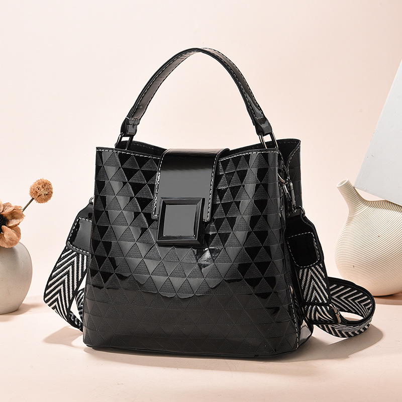 New large-capacity, fashionable single-shoulder crossbody bag for women, Korean version simple bucket bag, versatile for summer undefined