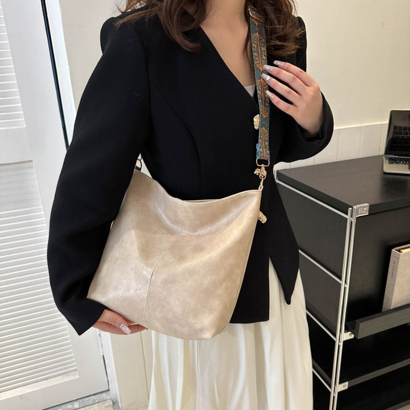 2023 New commuter bag for Women: Large-capacity, fashionable Spring/summer single-shoulder crossbody bag with soft leather texture and a high-end feel details Picture