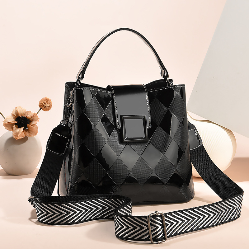 New large-capacity, fashionable single-shoulder crossbody bag for women, Korean version simple bucket bag, versatile for summer undefined