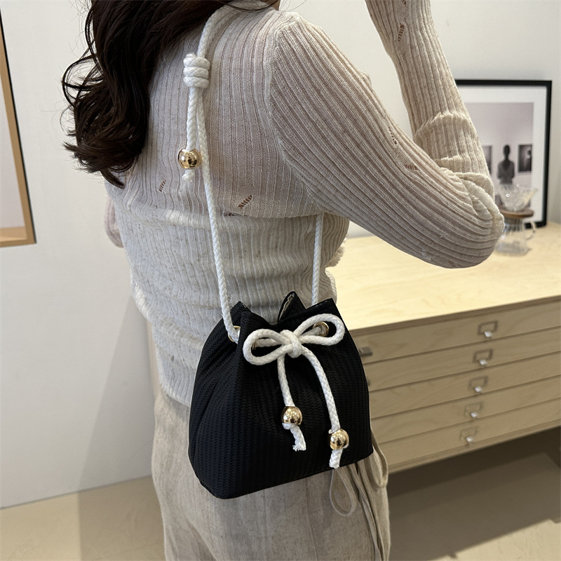 2024 Casual and simple bucket bag, fashionable and stylish, retro and trendy commuting bag, new single-shoulder bag for women in autumn and winter details Picture