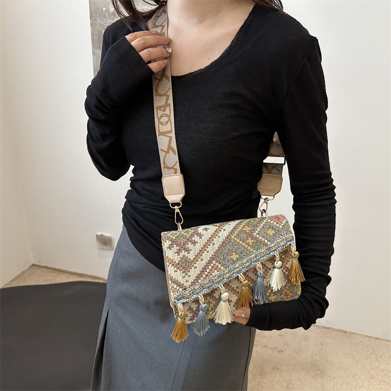 In 2024, a new style of traditional Chinese style with a unique and trendy look, featuring a stylish Su wide shoulder strap and a small square women's bag for a single shoulder and crossbody details Picture