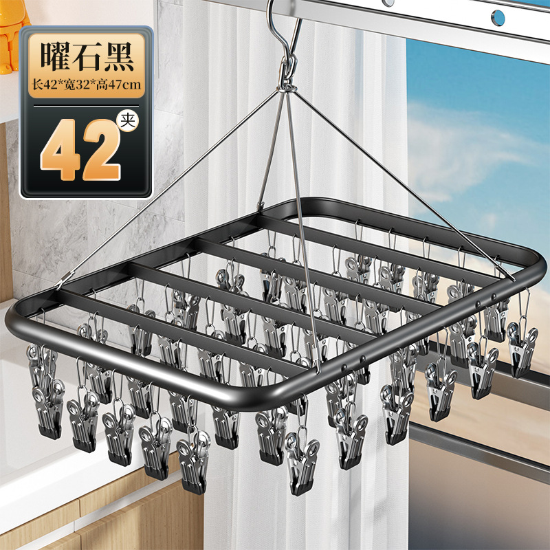كانت شرفات الملابس الداخلية الداخلية الداخلية الداخلية الداخلية معلّقة بملفوفة، تجف undefined