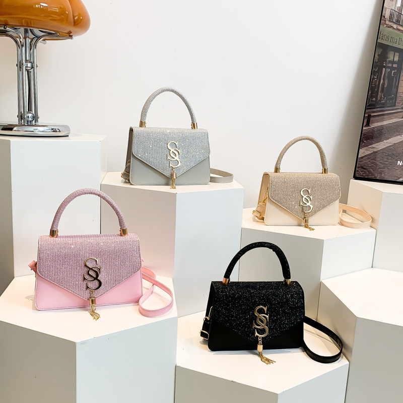 A niche quality single-shoulder bag for women, a new Spring/Summer 2024 ins minimalist and trendy fringed hand-held commuter crossbody bag Application Scenario