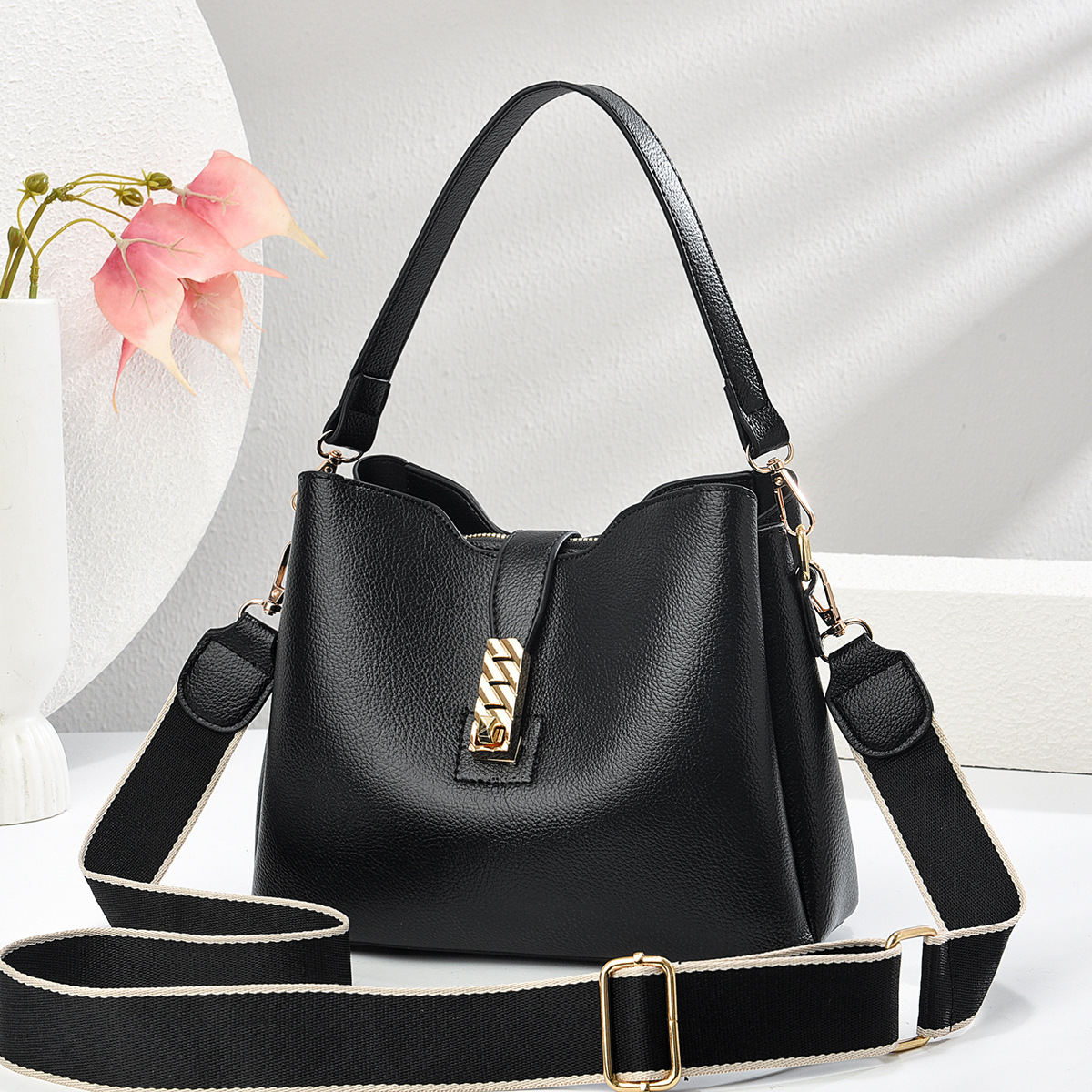 In 2025, a new versatile and elegant crossbody bag for women, a Korean-style handbag, a beautiful single-shoulder bag, and a trendy women's bag undefined