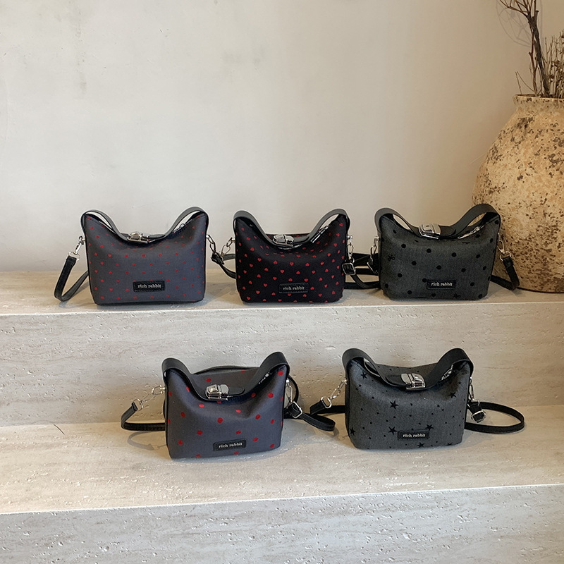 A trendy and versatile pea bag for women, a new Korean style fashionable color-blocking bow single-shoulder bag for commuting crossbody Application Scenario