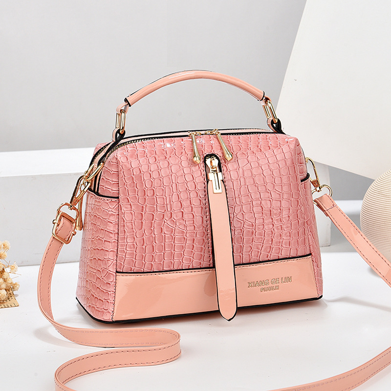 A must-have fashion crossbody bag for women, a versatile summer bag for 2025, a new bestseller from an export manufacturer, a hand-held women's single-shoulder bag Application Scenario