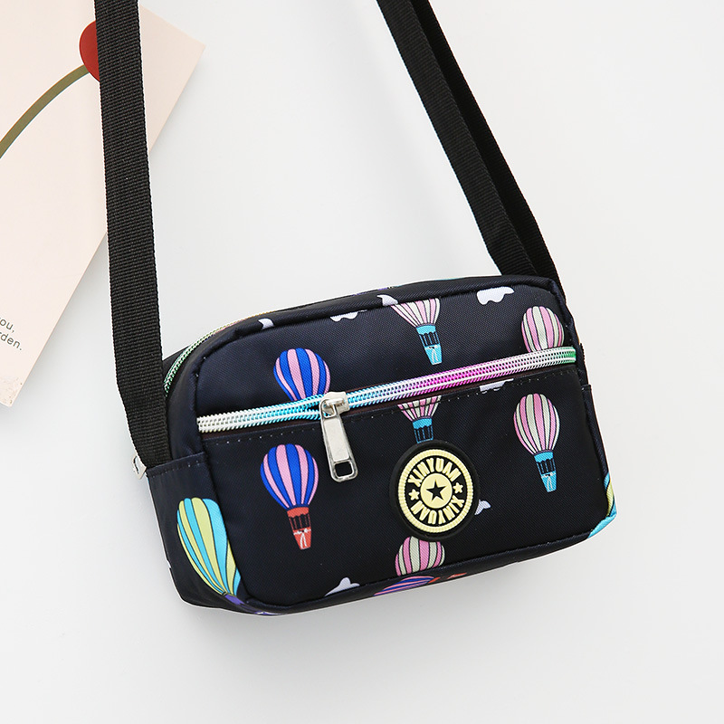 Wholesale of new bags: Women's Oxford cloth single-shoulder crossbody bags, middle-aged and elderly floral cloth small bags, loose change mobile phone bags, and street stall bags details Picture