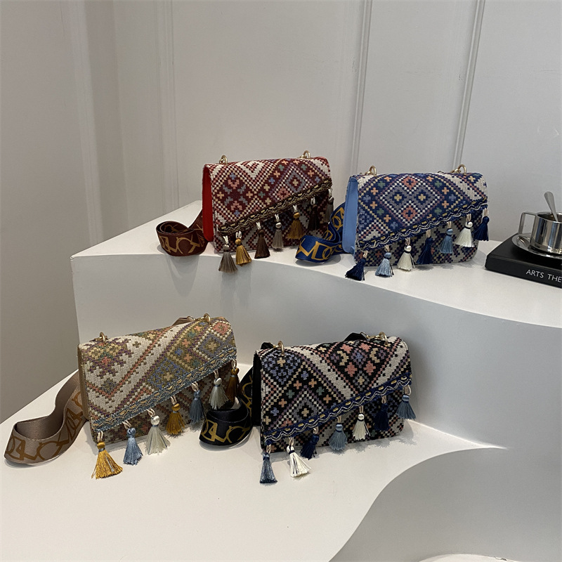 In 2024, a new style of traditional Chinese style with a unique and trendy look, featuring a stylish Su wide shoulder strap and a small square women's bag for a single shoulder and crossbody Application Scenario