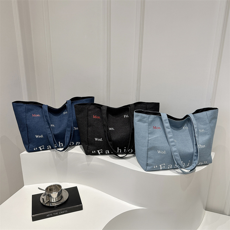 2024 Trendy retro printed denim, niche design, simple single-shoulder bag for women's commuting, fresh and clean, large underarm bag Application Scenario