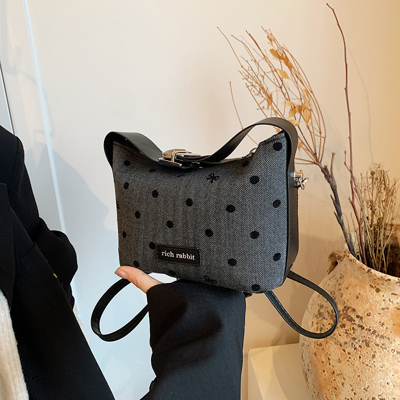 A trendy and versatile pea bag for women, a new Korean style fashionable color-blocking bow single-shoulder bag for commuting crossbody full image