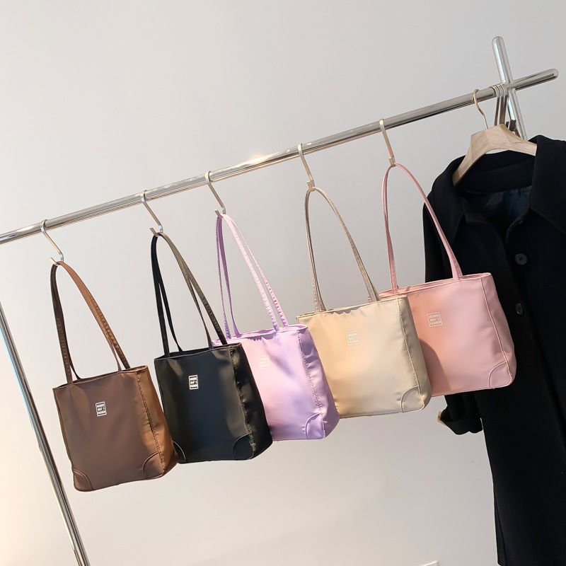 Bag Girl 2022 New large-capacity single-shoulder bag, fashionable and versatile nylon handbag, simple commuting tote bag Application Scenario