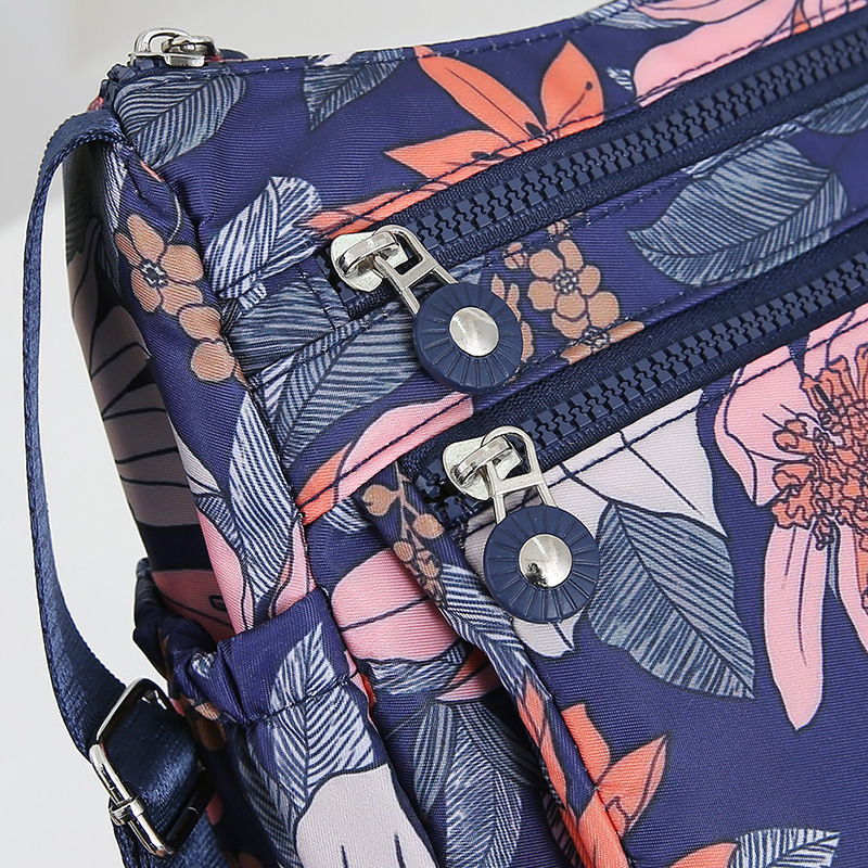 Thickened nylon fabric women's bag, large-capacity single-shoulder crossbody bag, middle-aged mother's bag, lightweight travel backpack details Picture