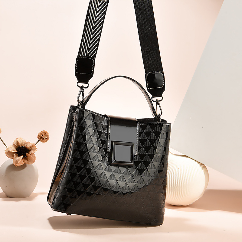 New large-capacity, fashionable single-shoulder crossbody bag for women, Korean version simple bucket bag, versatile for summer Specification image