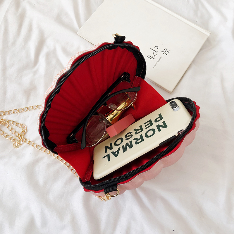 The new women's bag style in 2019 is a trendy, mini and stylish shell bag for women's crossbody Application Scenario