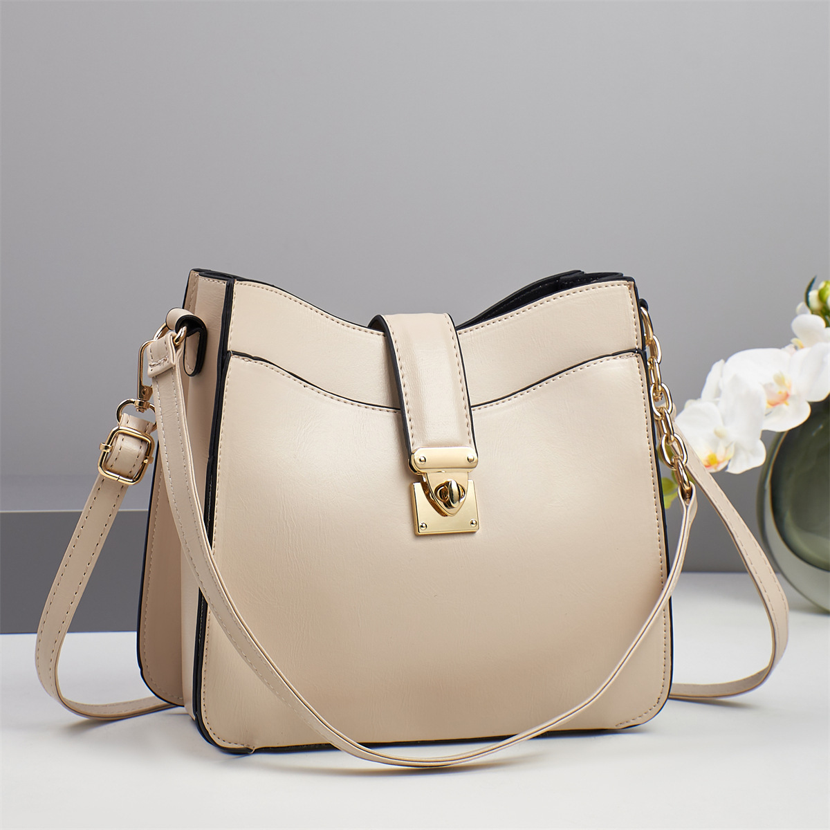 The manufacturer's best-selling new hand-held women's versatile summer bag for foreign trade, a fashionable single-shoulder women's bestseller crossbody bag 2025 undefined