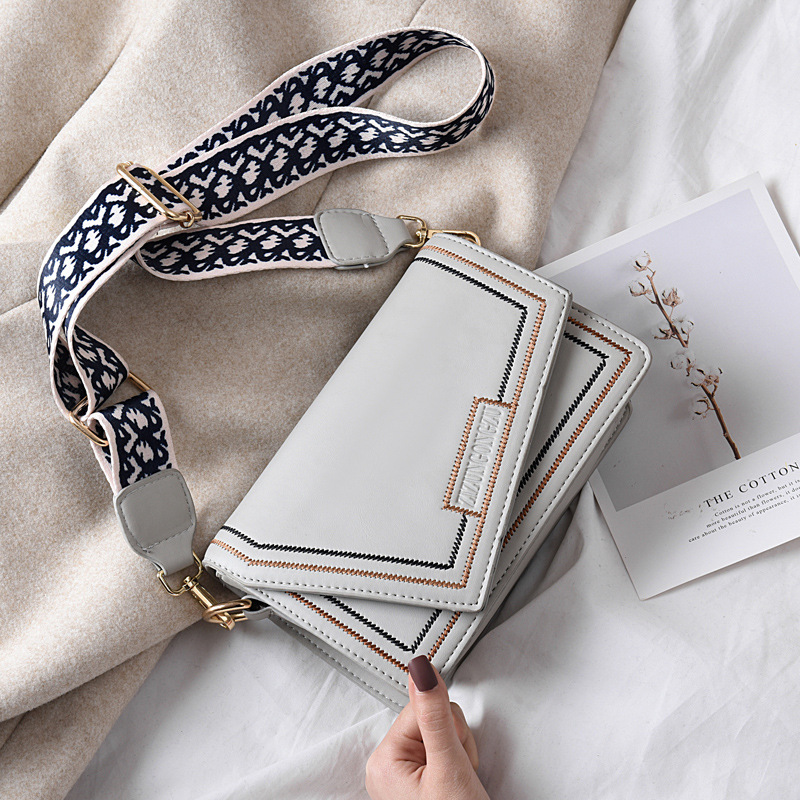 Small square bag, versatile single-shoulder crossbody bag, spring and summer trendy crossbody bag, large capacity, new style, sweet, 2025 fashion details Picture