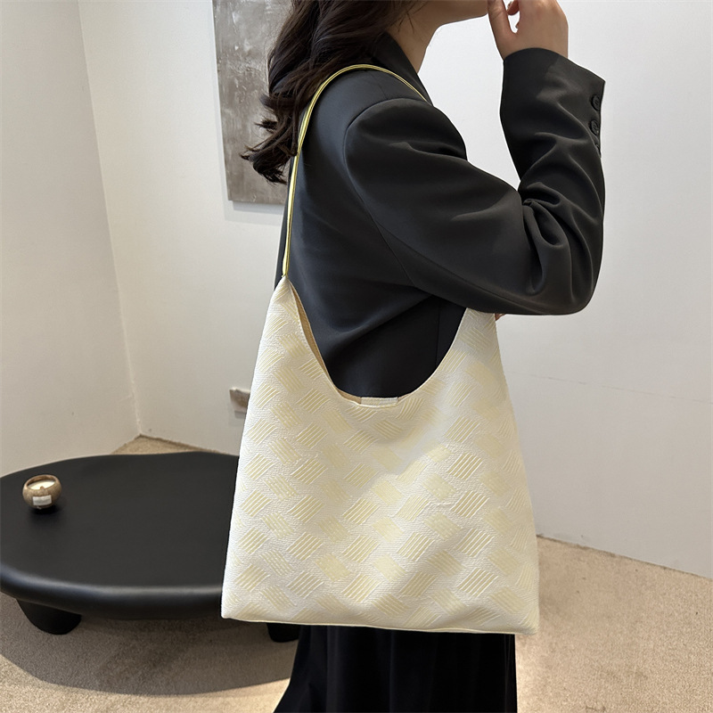 Fashionable and versatile, fresh and sweet, bubble-designed women's bag, large-capacity commuting student shoulder bag, underarm bag details Picture