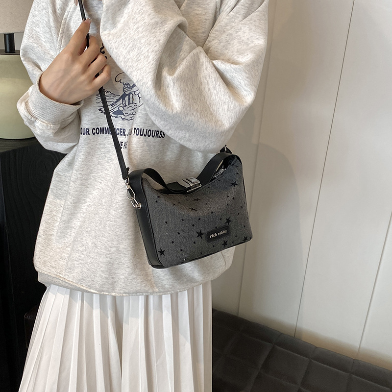 A trendy and versatile pea bag for women, a new Korean style fashionable color-blocking bow single-shoulder bag for commuting crossbody details Picture
