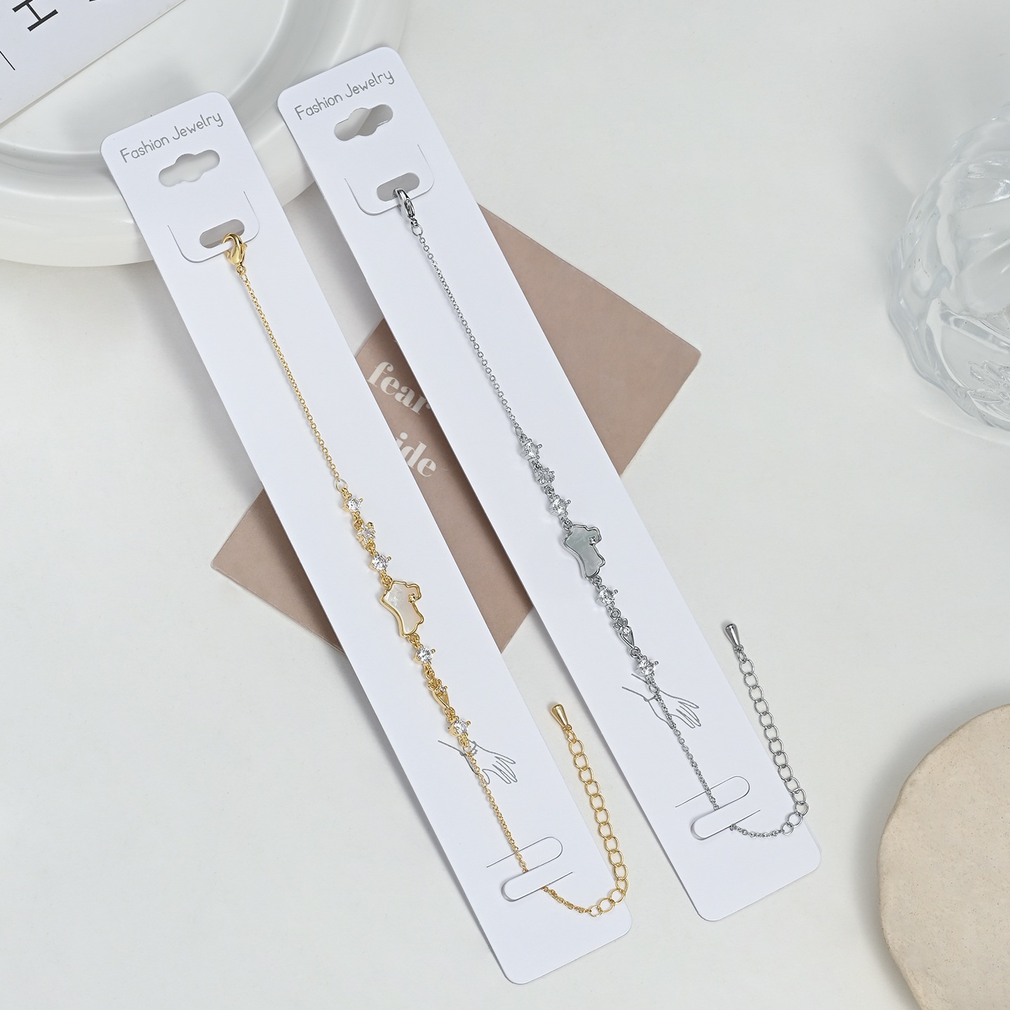 White mother-of-pearl pony diamond-encrusted fine bracelet for women, adjustable extension chain, a niche commuting accessory, a versatile daily outfit