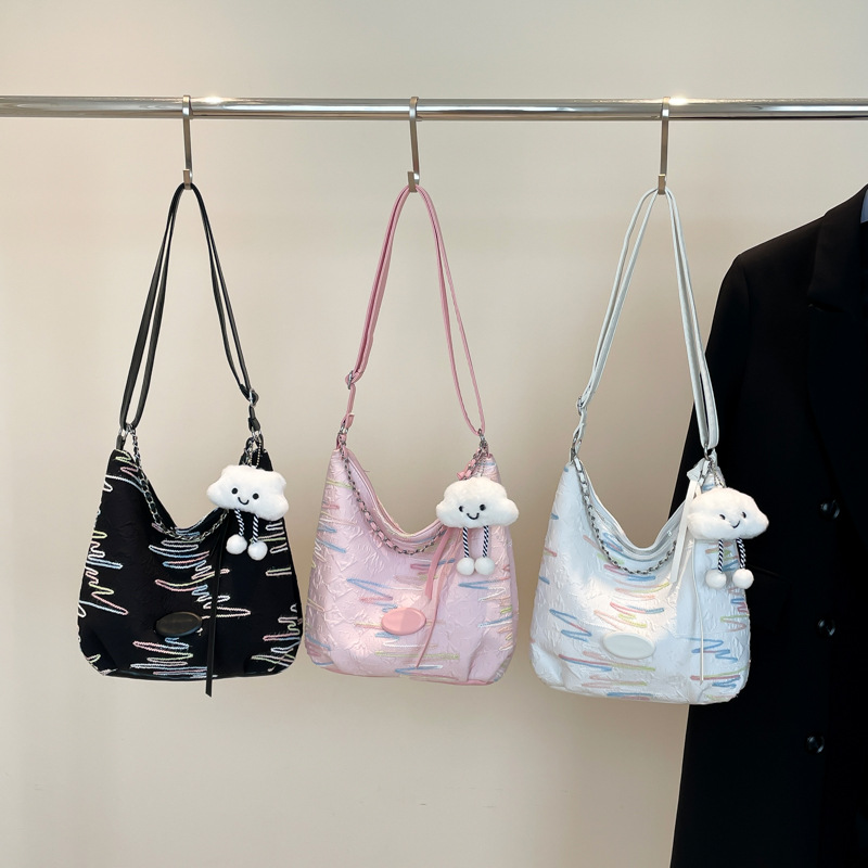 2024 New women's bag: Fashionable and versatile single-shoulder crossbody bag, large-capacity casual canvas bag, student commuting bag for classes Application Scenario