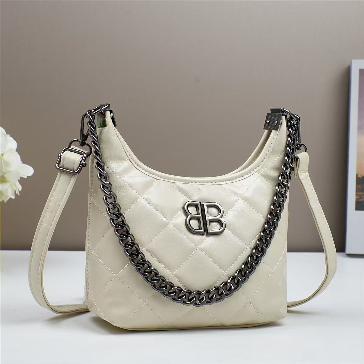 Spring and summer new Korean style simple and versatile single-shoulder crossbody bag, trendy handbag, large bag, elegant, middle-aged women's bag, mom's bag Application Scenario