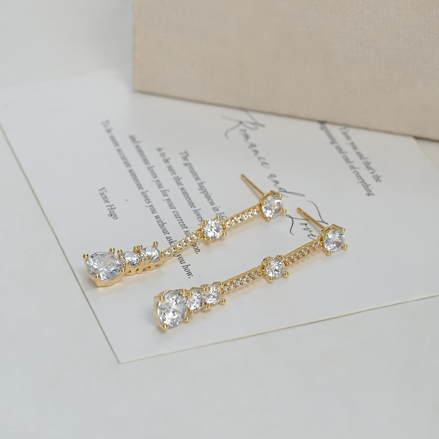 Long gradient small diamond water drop earrings that make the face look small, gentle and exquisite, creating an atmosphere details Picture