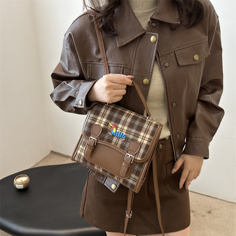Korean Instagram girls' bag 2024 new autumn retro checkered backpack, niche quality commuter crossbody bag details Picture