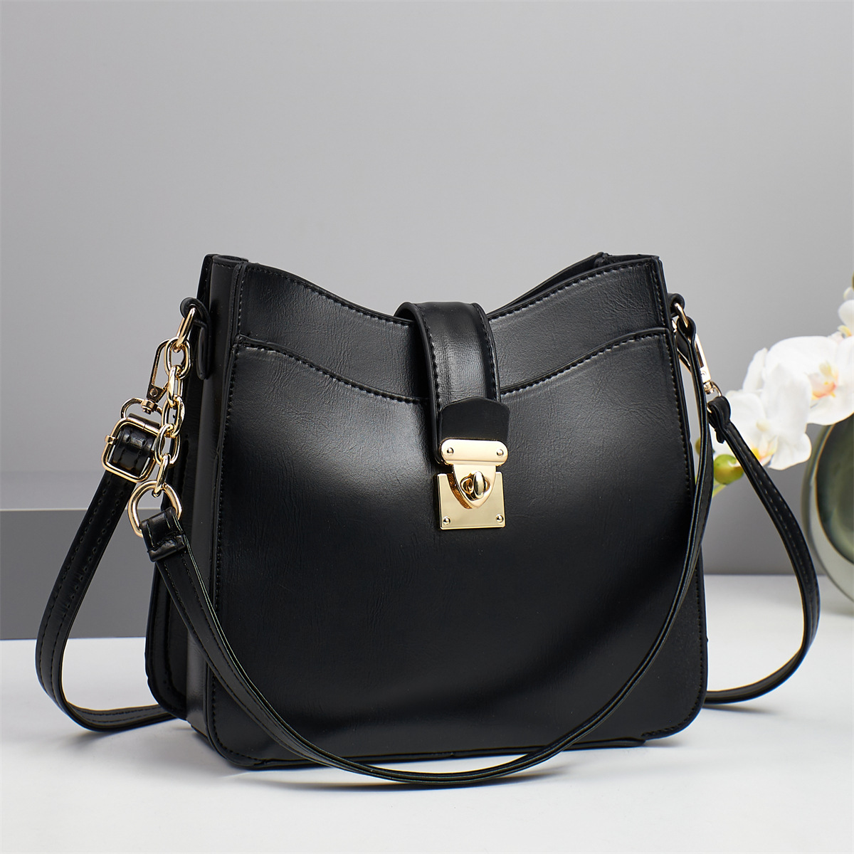 The manufacturer's best-selling new hand-held women's versatile summer bag for foreign trade, a fashionable single-shoulder women's bestseller crossbody bag 2025 undefined