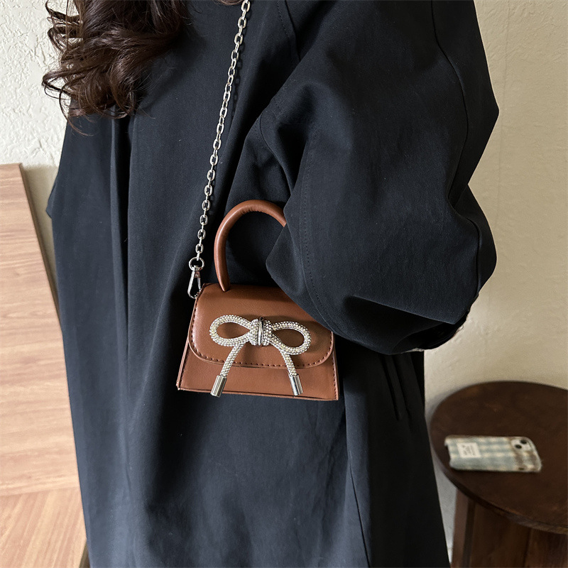 Candy-colored bow girls are trendy and stylish. This year, patent leather shiny chain personalized crossbody single-shoulder small square bags are in vogue Specification image