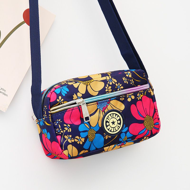 Wholesale of new bags: Women's Oxford cloth single-shoulder crossbody bags, middle-aged and elderly floral cloth small bags, loose change mobile phone bags, and street stall bags Application Scenario