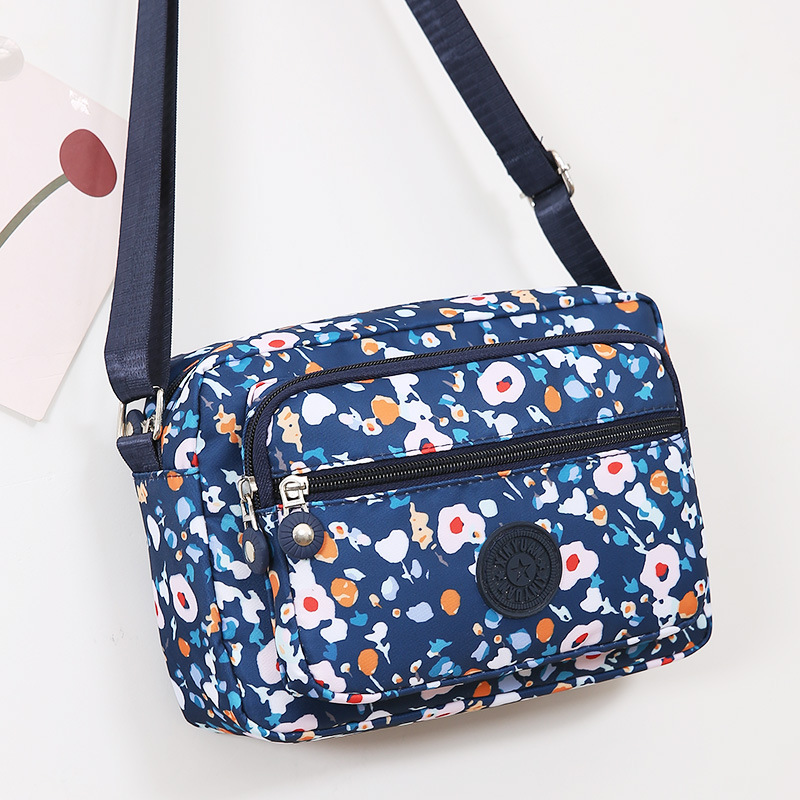 This is a popular water-washable fabric single-shoulder bag for women, middle-aged and elderly people. It is a light and casual bag for shopping and grocery shopping undefined
