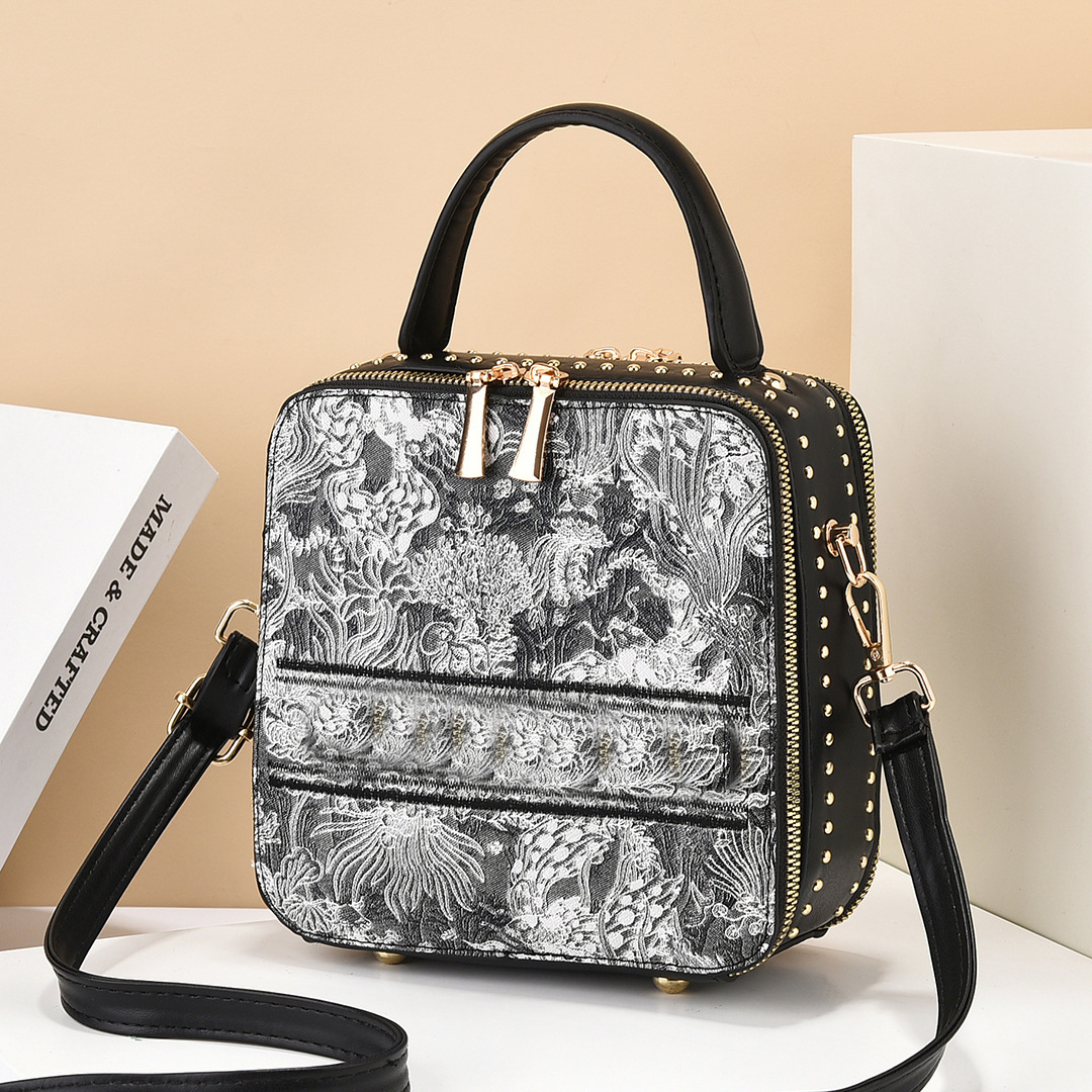 Fashionable mom bag, single-shoulder crossbody bag, elegant and versatile for ladies, 2025 Summer new style, the same popular women's bag, small square bag full image