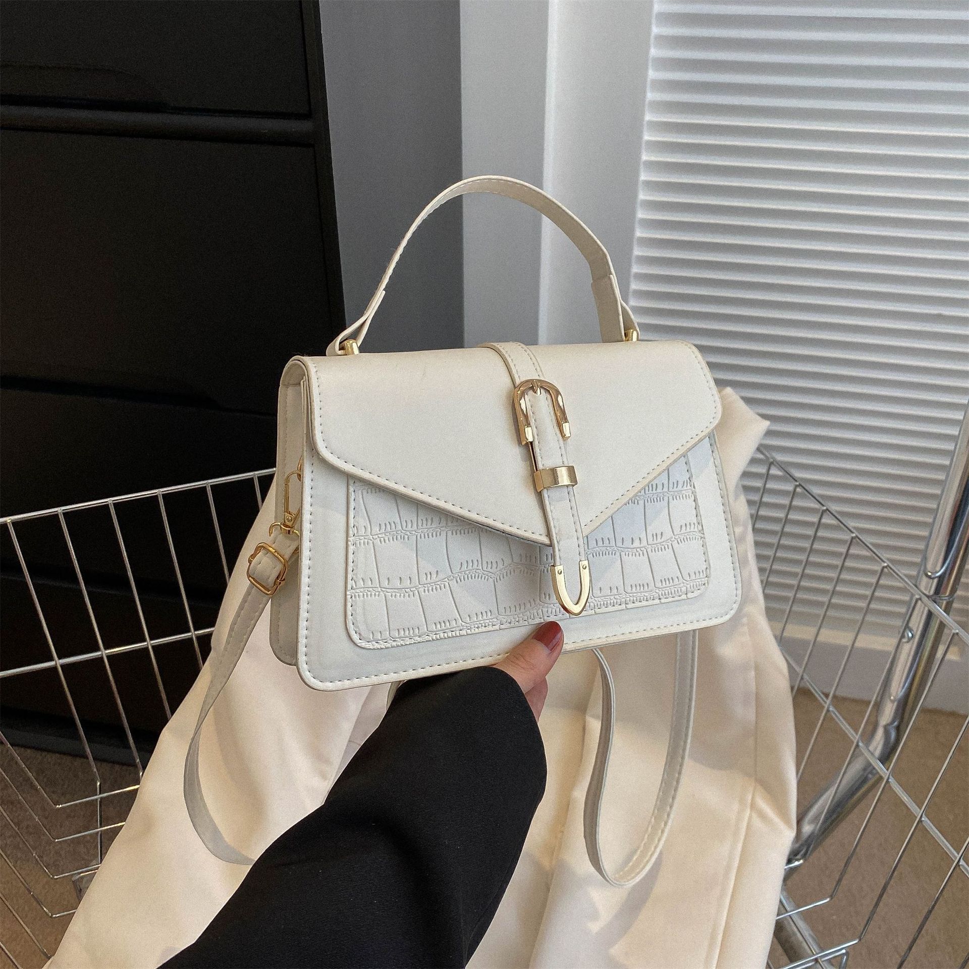 A trendy and simple single-shoulder crossbody casual commuting small square handbag designed for women in the summer of 2023 Application Scenario